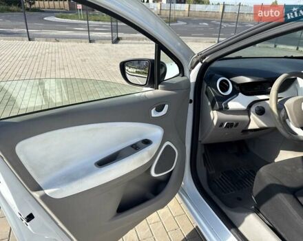 Белый Рено Зое, объемом двигателя 0 л и пробегом 147 тыс. км за 5900 $, фото 15 на Automoto.ua