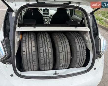 Білий Рено Зое, об'ємом двигуна 0 л та пробігом 80 тис. км за 5800 $, фото 17 на Automoto.ua