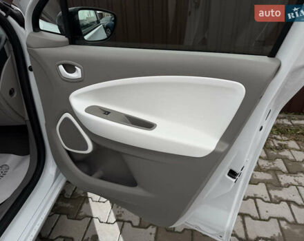 Белый Рено Зое, объемом двигателя 0 л и пробегом 125 тыс. км за 6700 $, фото 23 на Automoto.ua