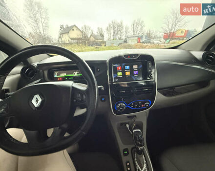 Белый Рено Зое, объемом двигателя 0 л и пробегом 130 тыс. км за 6999 $, фото 10 на Automoto.ua