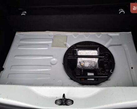 Белый Рено Зое, объемом двигателя 0 л и пробегом 61 тыс. км за 6600 $, фото 30 на Automoto.ua