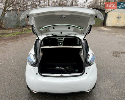 Белый Рено Зое, объемом двигателя 0 л и пробегом 115 тыс. км за 5950 $, фото 19 на Automoto.ua