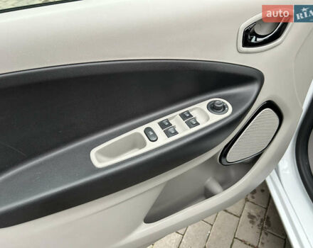 Білий Рено Зое, об'ємом двигуна 0 л та пробігом 87 тис. км за 7800 $, фото 7 на Automoto.ua