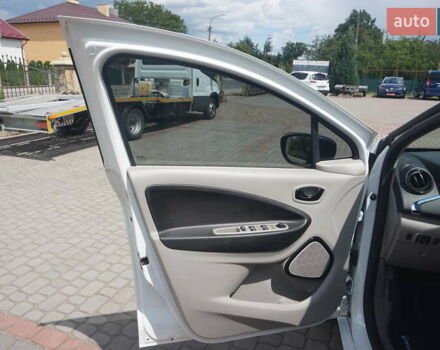 Білий Рено Зое, об'ємом двигуна 0 л та пробігом 109 тис. км за 6888 $, фото 26 на Automoto.ua