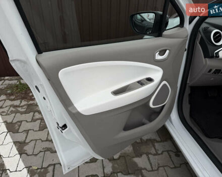 Белый Рено Зое, объемом двигателя 0 л и пробегом 125 тыс. км за 6700 $, фото 20 на Automoto.ua