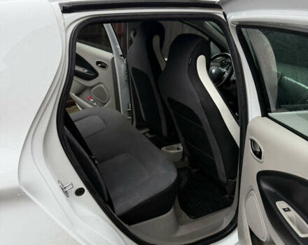 Белый Рено Зое, объемом двигателя 0 л и пробегом 130 тыс. км за 6999 $, фото 12 на Automoto.ua