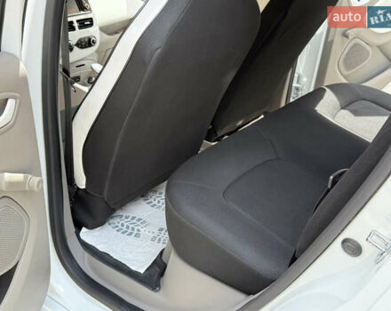 Белый Рено Зое, объемом двигателя 0 л и пробегом 50 тыс. км за 7650 $, фото 29 на Automoto.ua