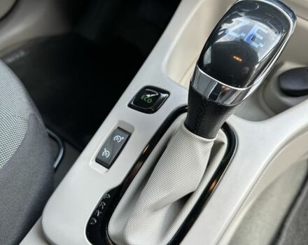 Белый Рено Зое, объемом двигателя 2 л и пробегом 77 тыс. км за 7200 $, фото 14 на Automoto.ua