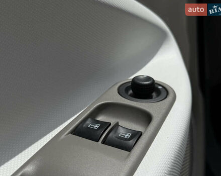 Белый Рено Зое, объемом двигателя 0 л и пробегом 50 тыс. км за 7650 $, фото 23 на Automoto.ua