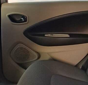 Белый Рено Зое, объемом двигателя 0 л и пробегом 163 тыс. км за 7950 $, фото 19 на Automoto.ua