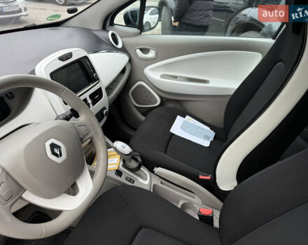 Белый Рено Зое, объемом двигателя 0 л и пробегом 62 тыс. км за 8300 $, фото 4 на Automoto.ua