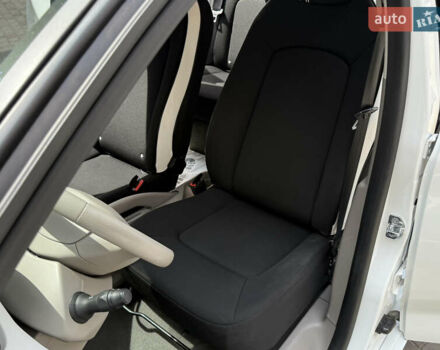 Белый Рено Зое, объемом двигателя 0 л и пробегом 50 тыс. км за 7650 $, фото 20 на Automoto.ua