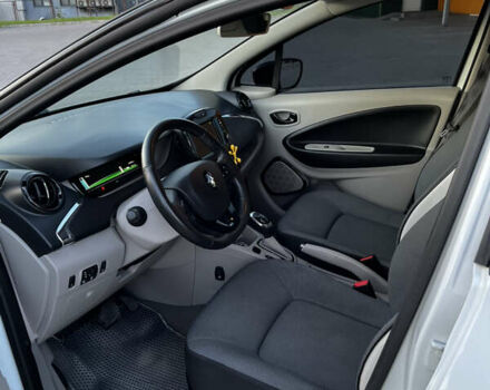 Белый Рено Зое, объемом двигателя 0 л и пробегом 72 тыс. км за 7900 $, фото 11 на Automoto.ua