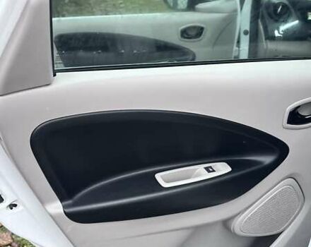 Белый Рено Зое, объемом двигателя 0 л и пробегом 147 тыс. км за 7000 $, фото 10 на Automoto.ua