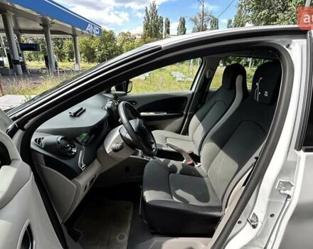 Белый Рено Зое, объемом двигателя 0 л и пробегом 94 тыс. км за 7500 $, фото 12 на Automoto.ua