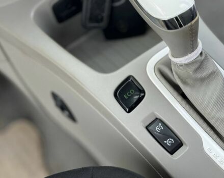 Белый Рено Зое, объемом двигателя 0 л и пробегом 164 тыс. км за 5999 $, фото 10 на Automoto.ua