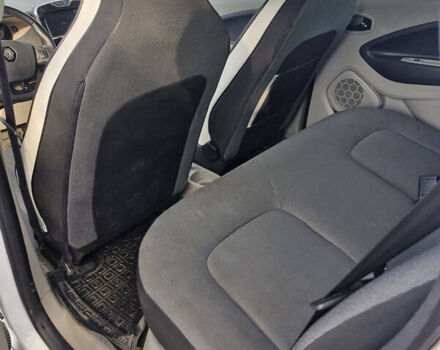 Белый Рено Зое, объемом двигателя 0 л и пробегом 82 тыс. км за 8200 $, фото 5 на Automoto.ua