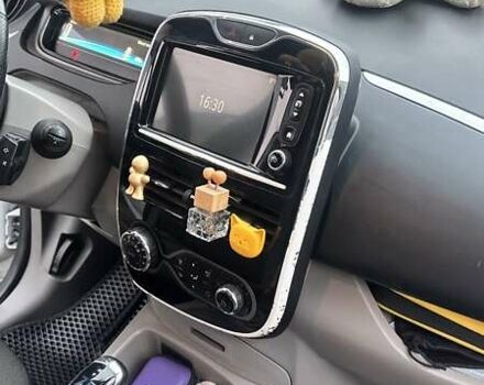 Белый Рено Зое, объемом двигателя 0 л и пробегом 147 тыс. км за 7000 $, фото 13 на Automoto.ua