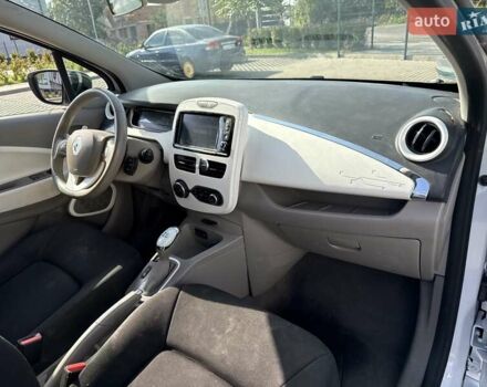 Белый Рено Зое, объемом двигателя 0 л и пробегом 147 тыс. км за 5900 $, фото 20 на Automoto.ua