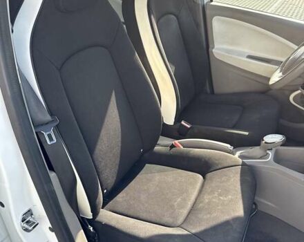 Белый Рено Зое, объемом двигателя 0 л и пробегом 147 тыс. км за 5900 $, фото 19 на Automoto.ua