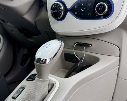 Белый Рено Зое, объемом двигателя 0 л и пробегом 41 тыс. км за 7100 $, фото 37 на Automoto.ua