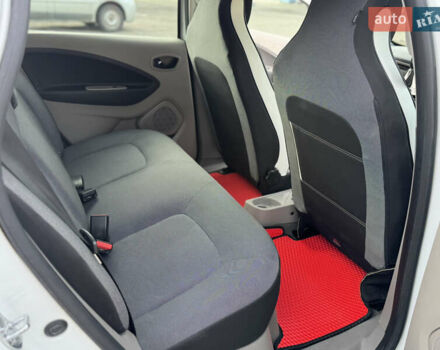 Белый Рено Зое, объемом двигателя 0 л и пробегом 75 тыс. км за 6400 $, фото 13 на Automoto.ua