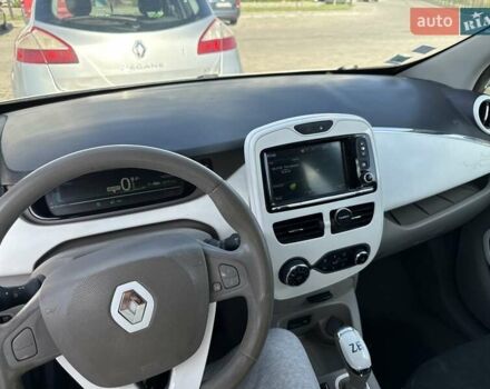 Белый Рено Зое, объемом двигателя 0 л и пробегом 147 тыс. км за 5900 $, фото 30 на Automoto.ua