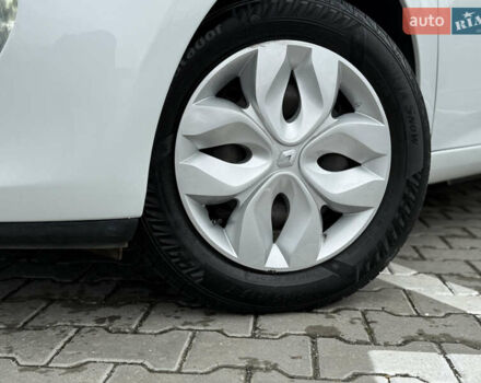 Белый Рено Зое, объемом двигателя 0 л и пробегом 125 тыс. км за 6700 $, фото 5 на Automoto.ua