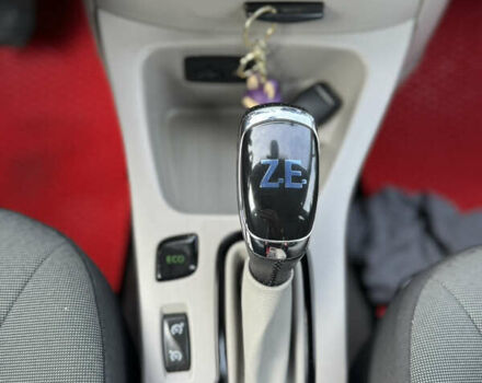 Белый Рено Зое, объемом двигателя 0 л и пробегом 75 тыс. км за 6400 $, фото 8 на Automoto.ua