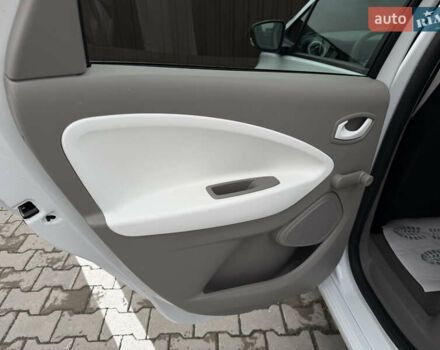 Белый Рено Зое, объемом двигателя 0 л и пробегом 125 тыс. км за 6700 $, фото 26 на Automoto.ua