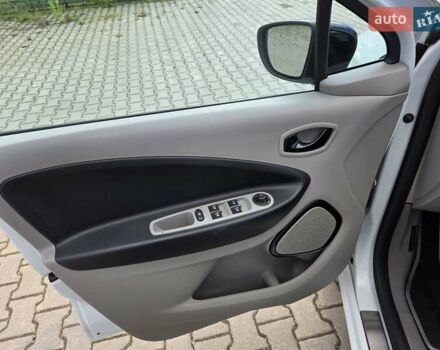 Белый Рено Зое, объемом двигателя 0 л и пробегом 147 тыс. км за 5900 $, фото 12 на Automoto.ua