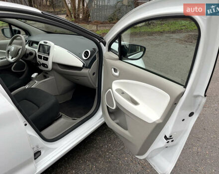 Белый Рено Зое, объемом двигателя 0 л и пробегом 115 тыс. км за 5950 $, фото 13 на Automoto.ua