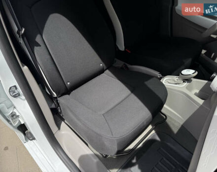 Белый Рено Зое, объемом двигателя 0 л и пробегом 50 тыс. км за 7650 $, фото 26 на Automoto.ua