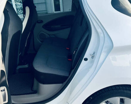 Белый Рено Зое, объемом двигателя 0 л и пробегом 70 тыс. км за 7500 $, фото 6 на Automoto.ua