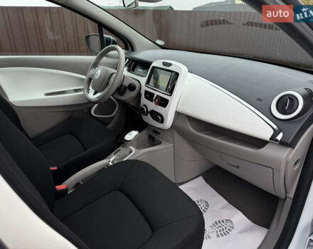 Белый Рено Зое, объемом двигателя 0 л и пробегом 125 тыс. км за 6700 $, фото 35 на Automoto.ua
