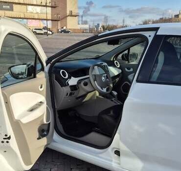 Белый Рено Зое, объемом двигателя 0 л и пробегом 84 тыс. км за 9600 $, фото 3 на Automoto.ua