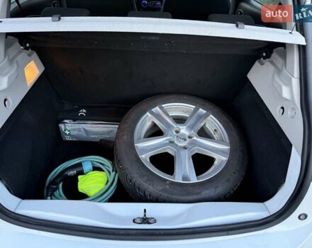 Белый Рено Зое, объемом двигателя 0 л и пробегом 132 тыс. км за 8800 $, фото 21 на Automoto.ua