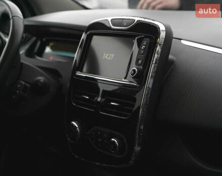 Білий Рено Зое, об'ємом двигуна 0 л та пробігом 96 тис. км за 10000 $, фото 9 на Automoto.ua