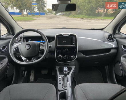 Белый Рено Зое, объемом двигателя 0 л и пробегом 71 тыс. км за 9500 $, фото 13 на Automoto.ua