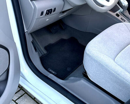 Білий Рено Зое, об'ємом двигуна 0 л та пробігом 43 тис. км за 9995 $, фото 35 на Automoto.ua