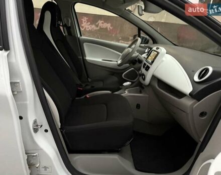 Белый Рено Зое, объемом двигателя 0 л и пробегом 95 тыс. км за 8900 $, фото 12 на Automoto.ua