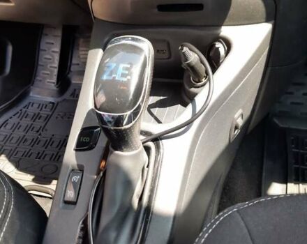 Белый Рено Зое, объемом двигателя 0 л и пробегом 121 тыс. км за 8900 $, фото 17 на Automoto.ua