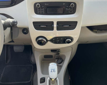 Белый Рено Зое, объемом двигателя 0 л и пробегом 85 тыс. км за 9900 $, фото 11 на Automoto.ua