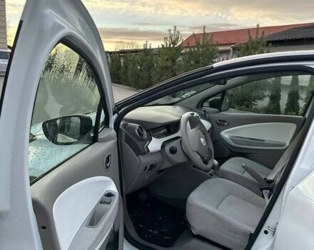Белый Рено Зое, объемом двигателя 0 л и пробегом 75 тыс. км за 9250 $, фото 18 на Automoto.ua