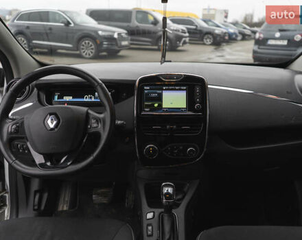 Білий Рено Зое, об'ємом двигуна 0 л та пробігом 96 тис. км за 10000 $, фото 11 на Automoto.ua