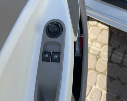 Белый Рено Зое, объемом двигателя 0 л и пробегом 85 тыс. км за 9900 $, фото 6 на Automoto.ua