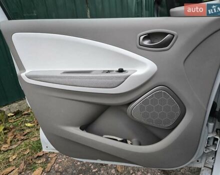 Белый Рено Зое, объемом двигателя 0 л и пробегом 137 тыс. км за 8400 $, фото 16 на Automoto.ua