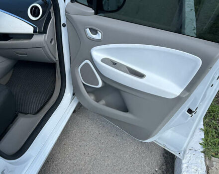 Белый Рено Зое, объемом двигателя 0 л и пробегом 95 тыс. км за 10000 $, фото 10 на Automoto.ua