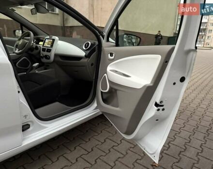 Белый Рено Зое, объемом двигателя 0 л и пробегом 95 тыс. км за 8900 $, фото 10 на Automoto.ua