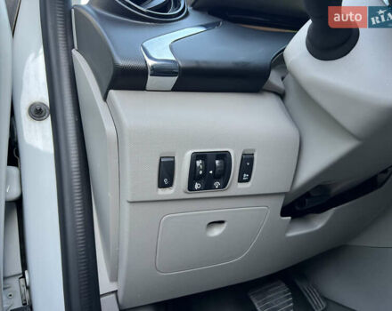 Белый Рено Зое, объемом двигателя 0 л и пробегом 155 тыс. км за 6999 $, фото 39 на Automoto.ua